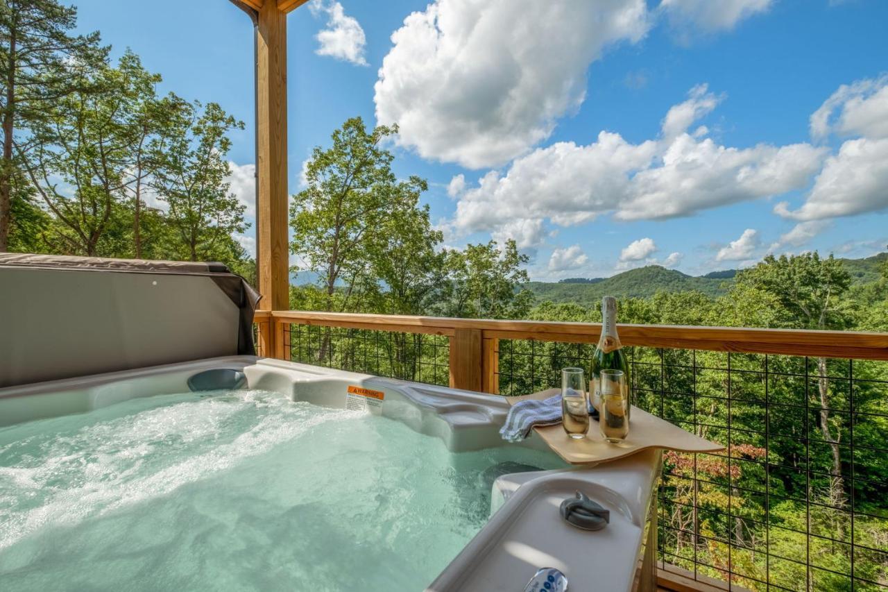 New / 3 King Suites / Sleeps12 / View / 5 Mi To Pf / Hot Tub Sevierville Exterior photo